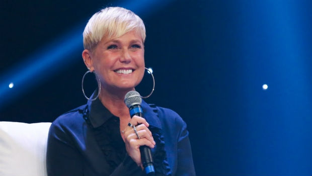 Xuxa abre a porta de sua mansão e lança canal no YouTube