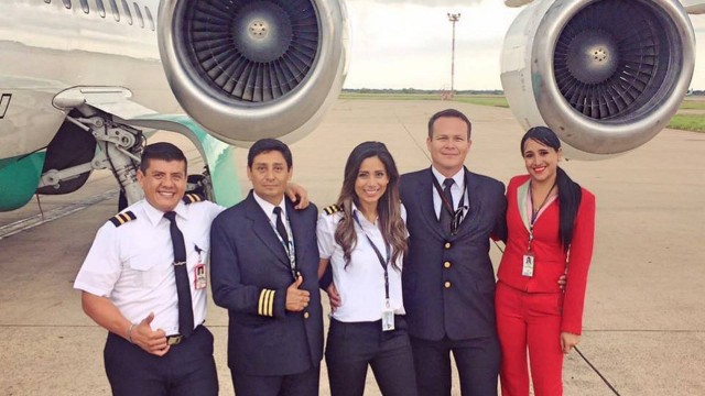 Comissária que sobreviveu ao acidente com avião da Chapecoense publica foto com colegas