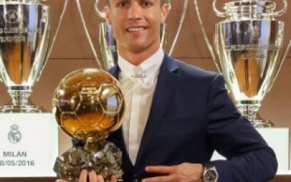 Cristiano Ronaldo vence a Bola de Ouro da France Football