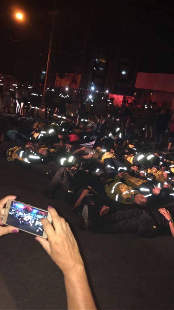 Agentes da Lei Seca deitam no chão em protesto contra ‘assassinato’ de Diogo Nascimento