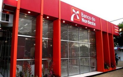 Bancários fazem protesto contra fechamento de agências do Banco do Nordeste em João Pessoa