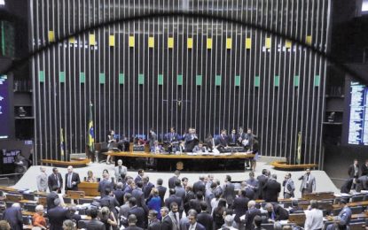 Câmara alcança quórum de 342 deputados para votar denúncia contra Temer