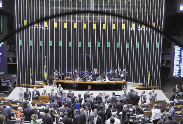Câmara alcança quórum de 342 deputados para votar denúncia contra Temer
