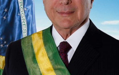 Foto oficial de Temer ‘mal photoshopada’ vira piada nas redes