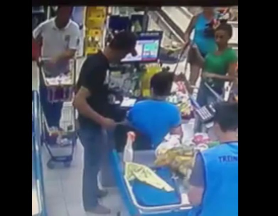 VEJA VÍDEO – Homem é surpreendido por delegado ao tentar assaltar supermercado