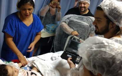 Menino internado há 2 anos em UTI tem alta após visita de Luan Santana