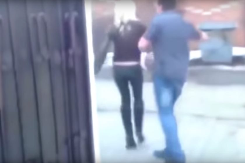 VEJA VÍDEO – Mulher é agredida e jogada em lata de lixo após discussão