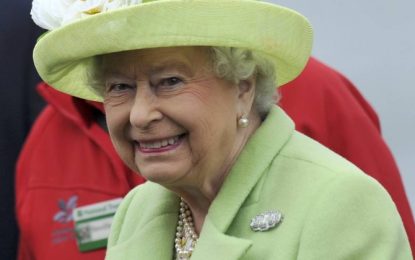 CONFUNDIDA – Rainha Elizabeth escapa de levar um tiro do próprio guarda do Palácio