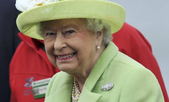 CONFUNDIDA – Rainha Elizabeth escapa de levar um tiro do próprio guarda do Palácio