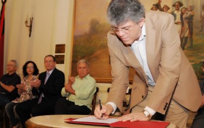 Governador Ricardo Coutinho assina ordem de serviço para obras de pavimentação no Litoral Sul