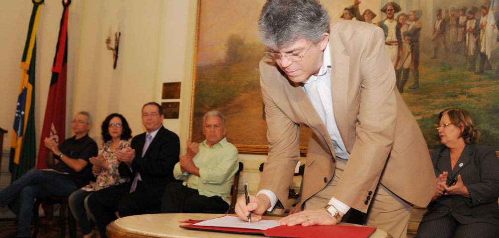 Governador Ricardo Coutinho assina ordem de serviço para obras de pavimentação no Litoral Sul