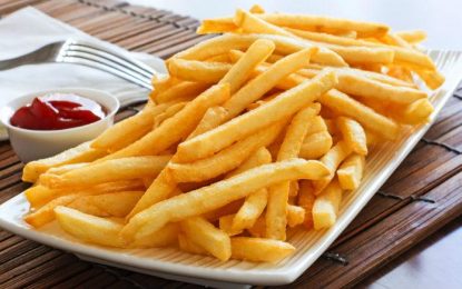 Homem é esfaqueado por namorada após comer toda a batata frita em jantar