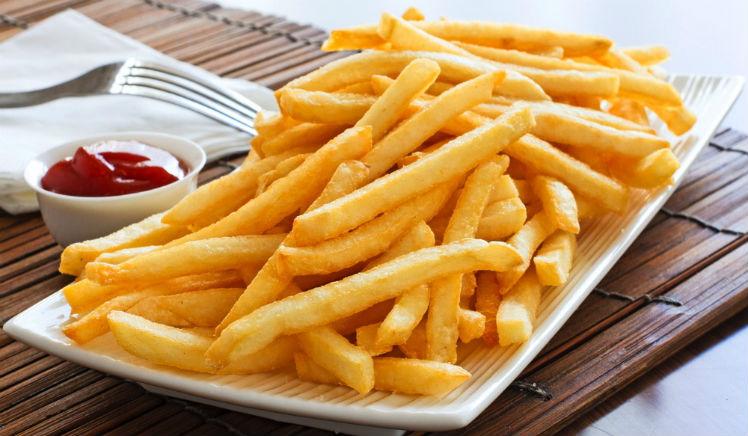 Homem é esfaqueado por namorada após comer toda a batata frita em jantar
