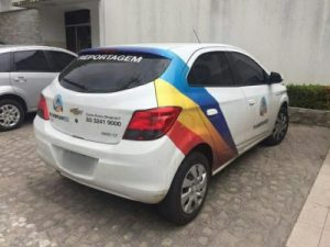 Carro da TV Arapuam é arrombado na orla da capital