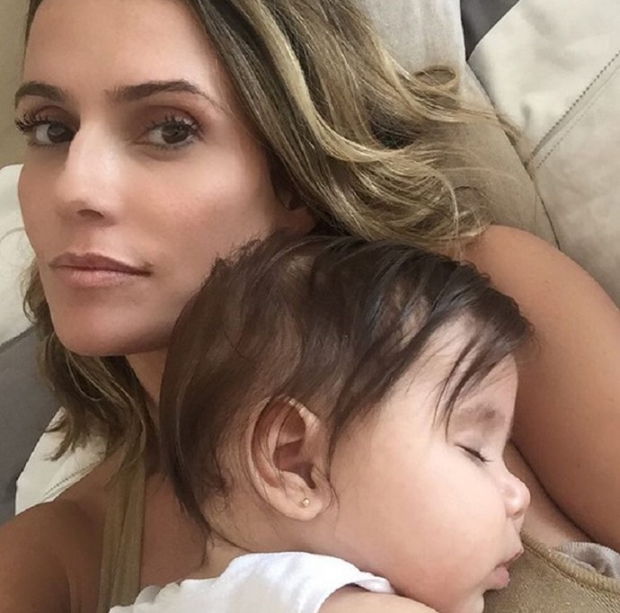 Atriz Deborah Secco e sua filha sofrem ameaças na Internet