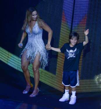 Ivete se apresenta no concha acústica e sobe ao palco com o filho