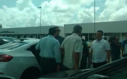 VEJA VÍDEO – Saída de Rodolpho Carlos da Central de Polícia é marcada por confusão e revolta