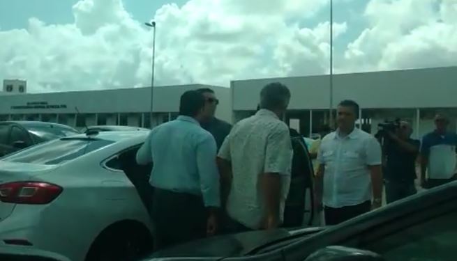 VEJA VÍDEO – Saída de Rodolpho Carlos da Central de Polícia é marcada por confusão e revolta