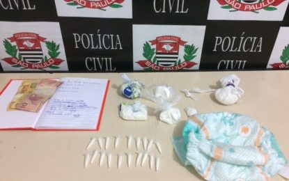Mulher esconde cocaína em fralda de criança e é presa em flagrante