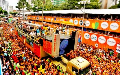 O PAU QUEBROU: Veja flagrante de briga generalizada no Carnaval de Salvador; veja vídeo