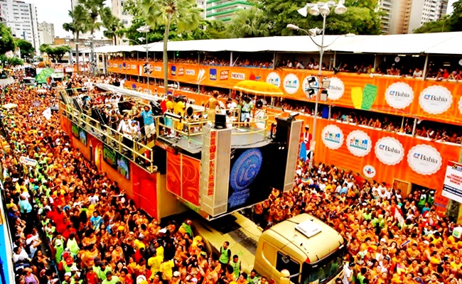 O PAU QUEBROU: Veja flagrante de briga generalizada no Carnaval de Salvador; veja vídeo