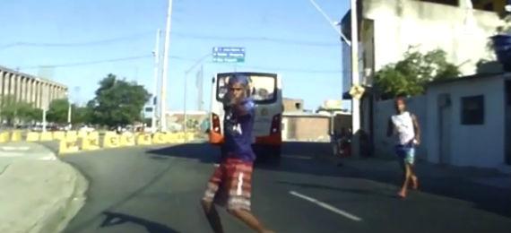 VEJA VÍDEO – Homem registra momento em que é assaltado no centro de Recife