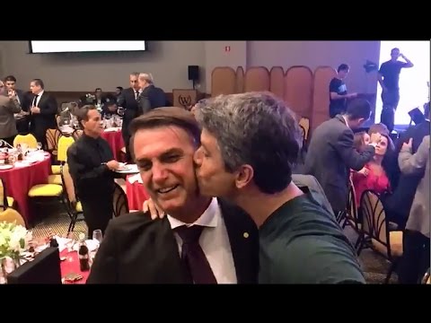 VEJA VÍDEO – Bolsonaro recebe beijo de ator global