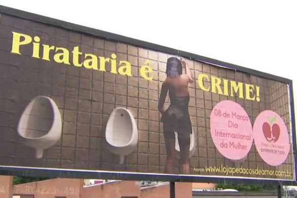 PROPAGANDA POLÊMICA – Outdoor em “homenagem” ao Dia da Mulher revolta comunidade gay