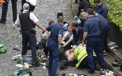 Parlamentar britânico vira herói tentando salvar vida de policial durante ataque em Londres