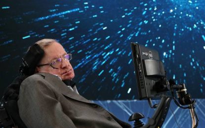 Stephen Hawking aceita convite para fazer viagem ao espaço