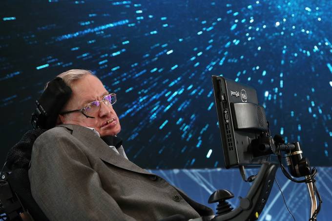 Stephen Hawking aceita convite para fazer viagem ao espaço