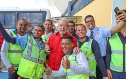 MONTEIRO: recepção para o ex-presidente Lula tem direito a boneco gigante do ex-presidente