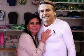 Gretchen se irrita com foto ao lado de Bolsonaro e ameaça processo