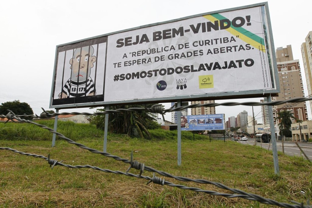 Grupos anti-Lula espalham outdoors contra o ex-presidente em Curitiba