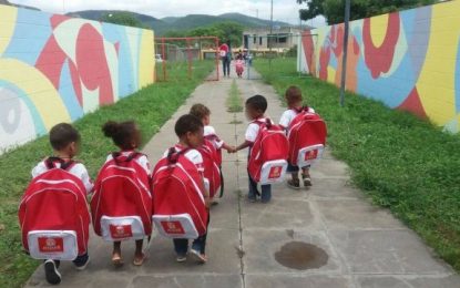 Mochilas da Prefeitura de Jequié do tamanho de crianças viram memes