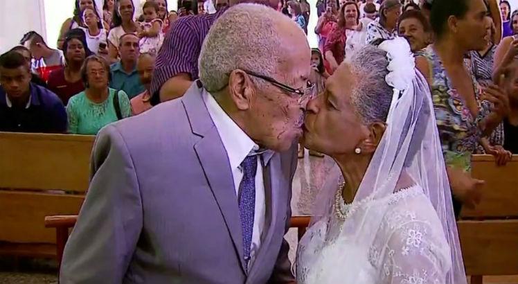 Casamento com noivos de 102 e 80 anos encanta moradores de cidade