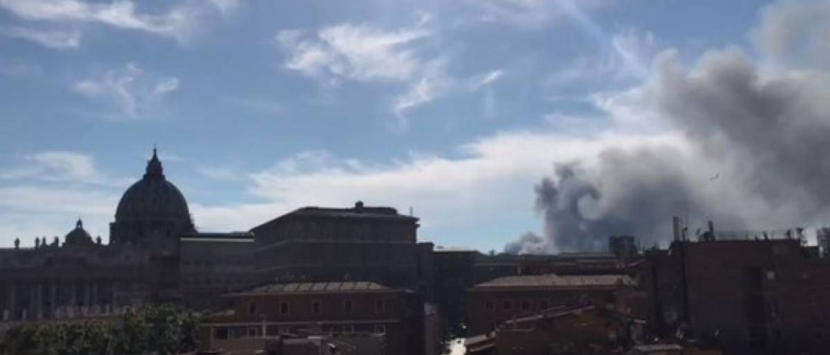 Fumaça negra em Roma levanta suspeitas de atentado terrorista no Vaticano