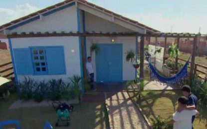 Luciano Huck entrega casa do “Lar Doce Lar” sem muro; Participante pede ajuda na web