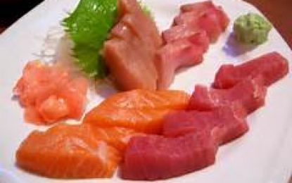 Garota expele verme de 2,4 metros após comer sashimi