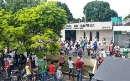 População protesta e confusão marca sessão extraordinária na Câmara Municipal de Bayeux