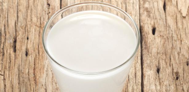 Tomar leite com remédio corta o efeito do medicamento?