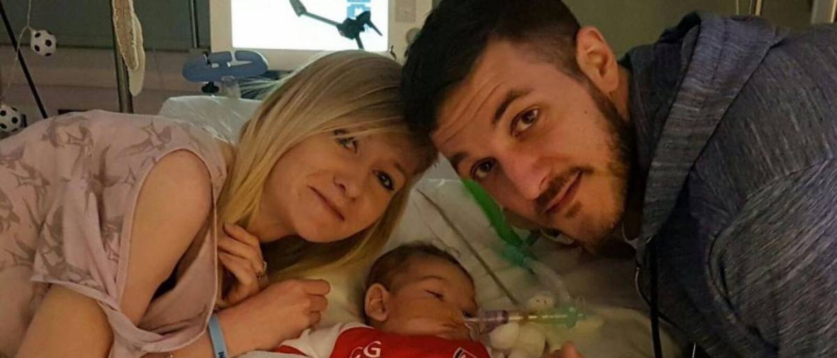 Morre bebê britânico que sofria de doença rara