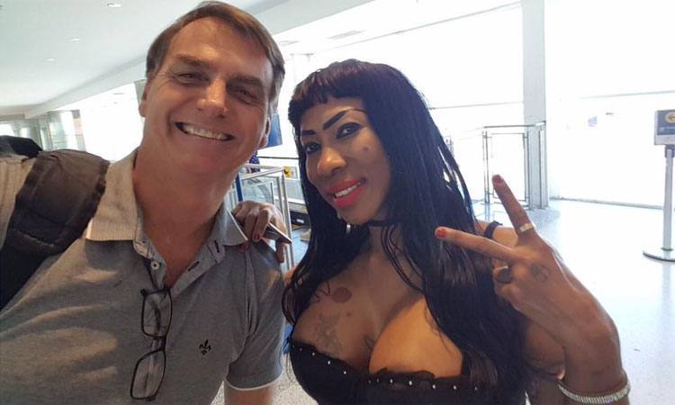 Inês Brasil aparece em foto ao lado de Jair Bolsonaro e é criticada por fãs