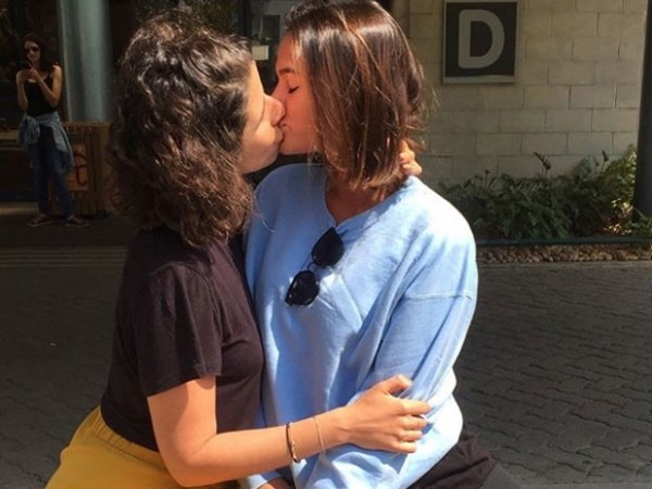 Homossexualidade como doença: Bruna Marquezine dá beijo na boca em Flora Diegues em protesto