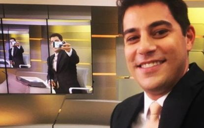 Evaristo Costa se descuida em foto e fãs descobrem tatuagem secreta