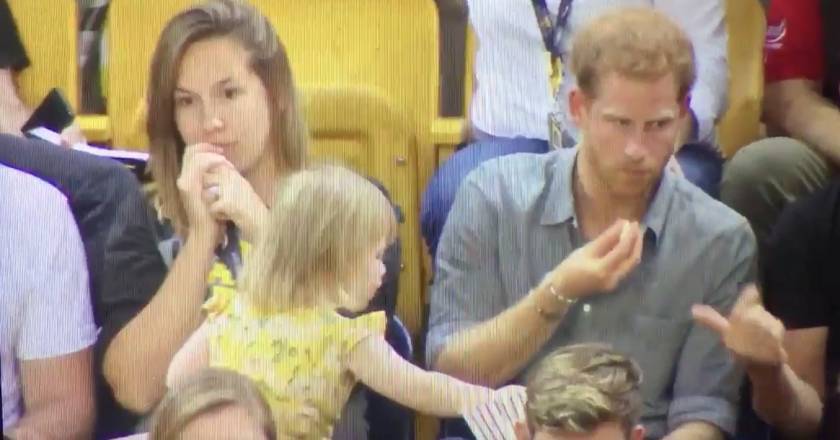 VEJA VÍDEO: Menina de 2 anos ‘rouba’ pipoca de Príncipe Harry; confira a reação hilária dele