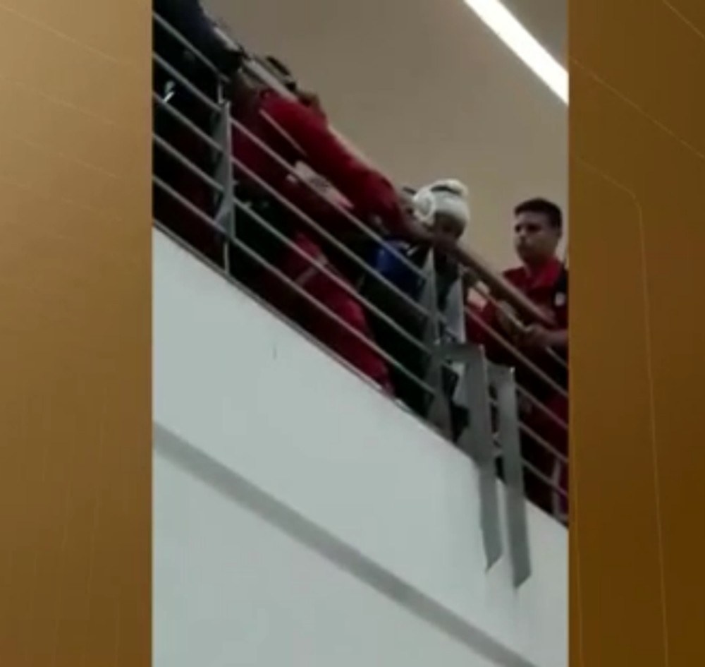 Criança prende a cabeça na grade em shopping de João Pessoa