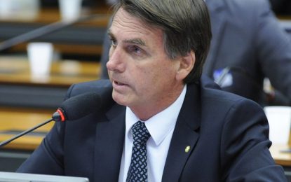 Bolsonaro admite privatizar Petrobras e quer limites à China, caso seja eleito