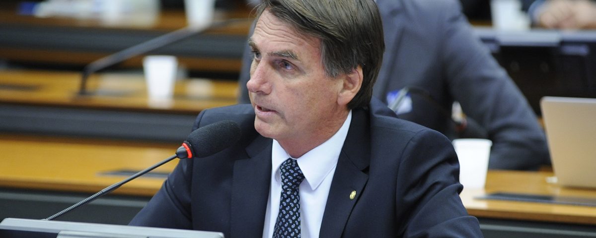 Bolsonaro admite privatizar Petrobras e quer limites à China, caso seja eleito