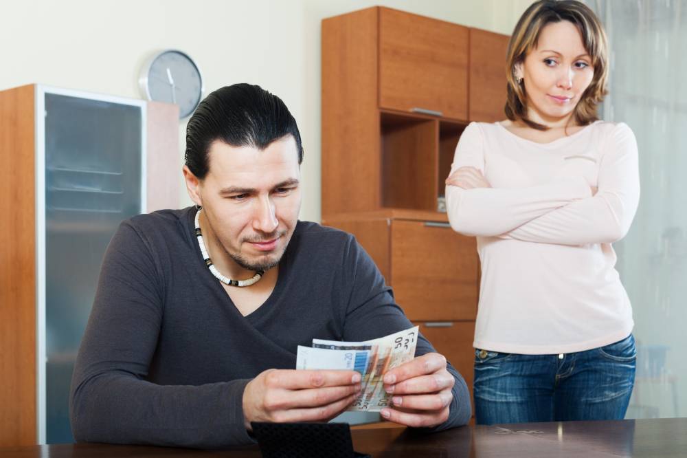 Quando o cônjuge pode deixar de pagar pensão para a ex?